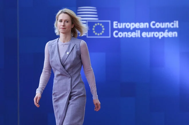 V Bruslju pripravljajo že 19. sveženj sankcij proti Rusiji. Po zatrjevanju zunanjepolitične predstavnice EU Kaje Kallas popuščanja ne bo, dokler Moskva ne bo privolila v popolno in brezpogojno premirje. FOTO: Yves Herman/Reuters