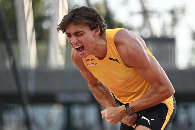 Armand Duplantis je spet postavil rekord. FOTO: Attila Kisbenedek/AFP