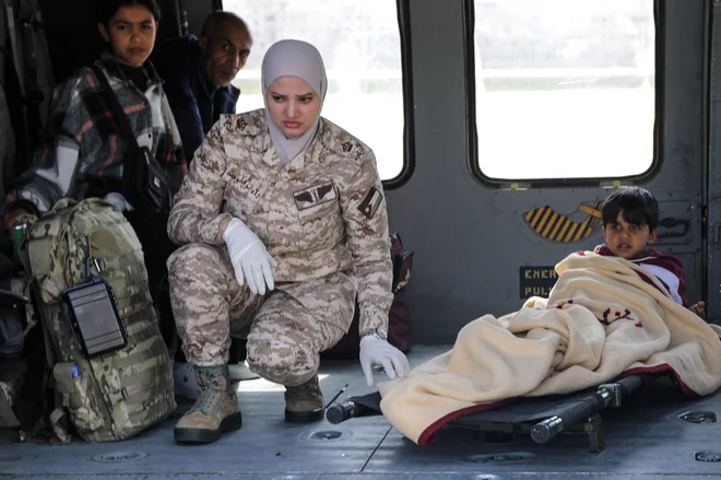 Humanitarnost je del vojaške strategije. FOTO: AFP