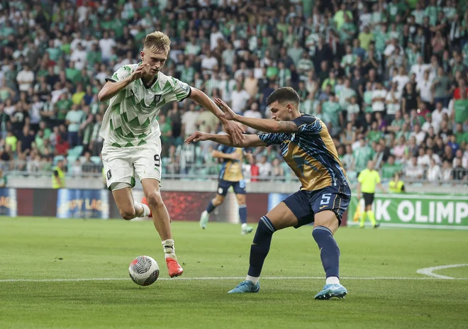 Rečane so lani v kvalifikacijah za konferenčno ligo premagali prav nogometaši Olimpije. Povratni obračun v Stožicah so zaznamovali hudi navijaški izgredi. FOTO: Jože Suhadolnik/Delo