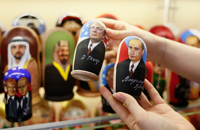 Srečanje v dvoje bo voditeljema omogočilo, kot piše CNN, da se pogovorita, ne da bi ju kdo drug slišal, razen njunih prevajalcev. FOTO: Yulia Morozova/Reuters