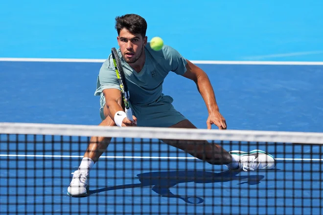 Carlos Alcaraz je v finalu Wimbledona klonil proti Janniku Sinnerju. FOTO: Dylan Buell/Getty Images Via AFP