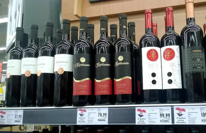 Edina stroga prepoved, ki jo inšpektorji nadzirajo, je prodaja alkohola mladoletnim. FOTO: Marjeta Šoštarič
