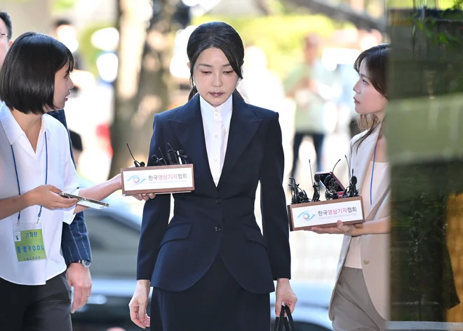 Kim je med štiriurnim zaslišanjem v Seulu zavrnila vse očitke. FOTO: Jung Jon Je/AFP