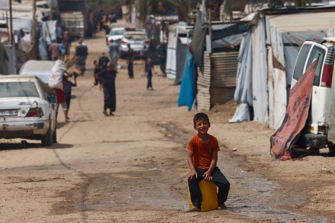 Strahotna usoda Palestincev, ki so že desetletja na dnu arabske hierarhične lestvice, za arabske režime tako ali tako ni pomembna. Razen v odnosu z (domačo) javnostjo. FOTO: AFP