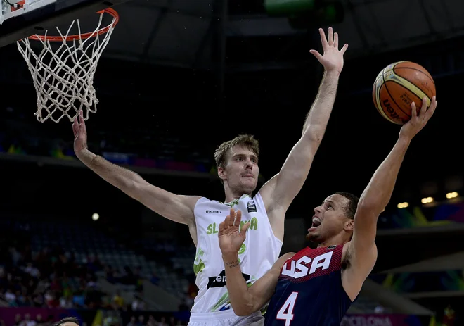 Zoran Dragić v dvoboju s Stephom Curryjem na svetovnem prvenstvu leta 2014. Je njegova zgodba v reprezentančnem dresu končana? FOTO: Josep Lago/AFP