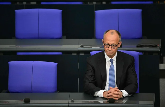 Vladavina kanclerja Friedricha Merza se je začela s spotikanjem – in tako se tudi nadaljuje. FOTO: Tobias Schwarz/AFP