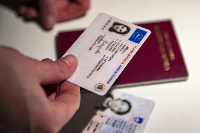 Skupina Mydocs na temnem spletu zadnjih nekaj dni ponuja digitalne fotografije okoli 70.000 potnih listov, osebnih izkaznic in drugih identifikacijskih dokumentov. Zanje je treba odšteti od 800 do 10.000 evrov. (Fotografija je simbolična.) FOTO: Voranc Vogel