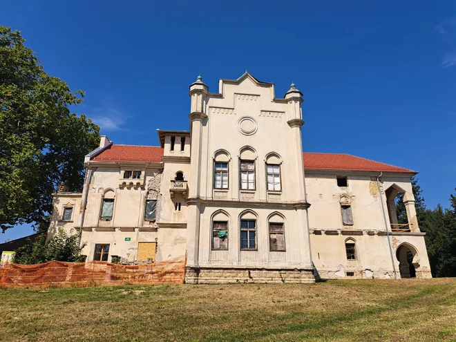 Dvorec Jelšingrad v Šmarju pri Jelšah bo kmalu dobil obnovljeno historično fasado, občina pa bo obnovila tudi 16 hektarov parka okoli dvorca. FOTO: Špela Kuralt/Delo