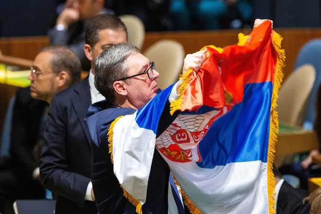 Predsednik Aleksandar Vučić s srbsko zastavo v generalni skupščini OZN Foto Eduardo Munoz/Reuters