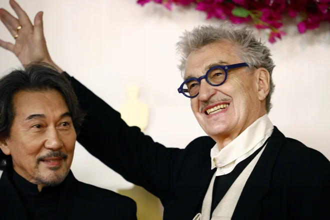 Wim Wenders in Koji Yakusho na rdeči preprogi. FOTO: Sarah Meyssonnier/Reuters