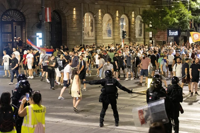 Srbska policija ima zadnje dni zelo veliko dela z nadzorom ulic, kjer se spopadajo privrženci in nasprotniki oblasti. FOTO: Djordje Kojadinovic/Reuters